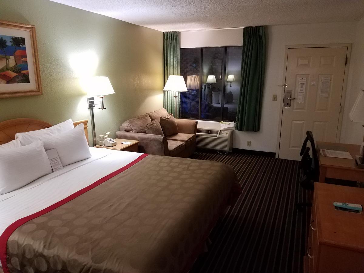 Hotel Ramada By Wyndham Temple Terrace/Tampa North Exterior foto