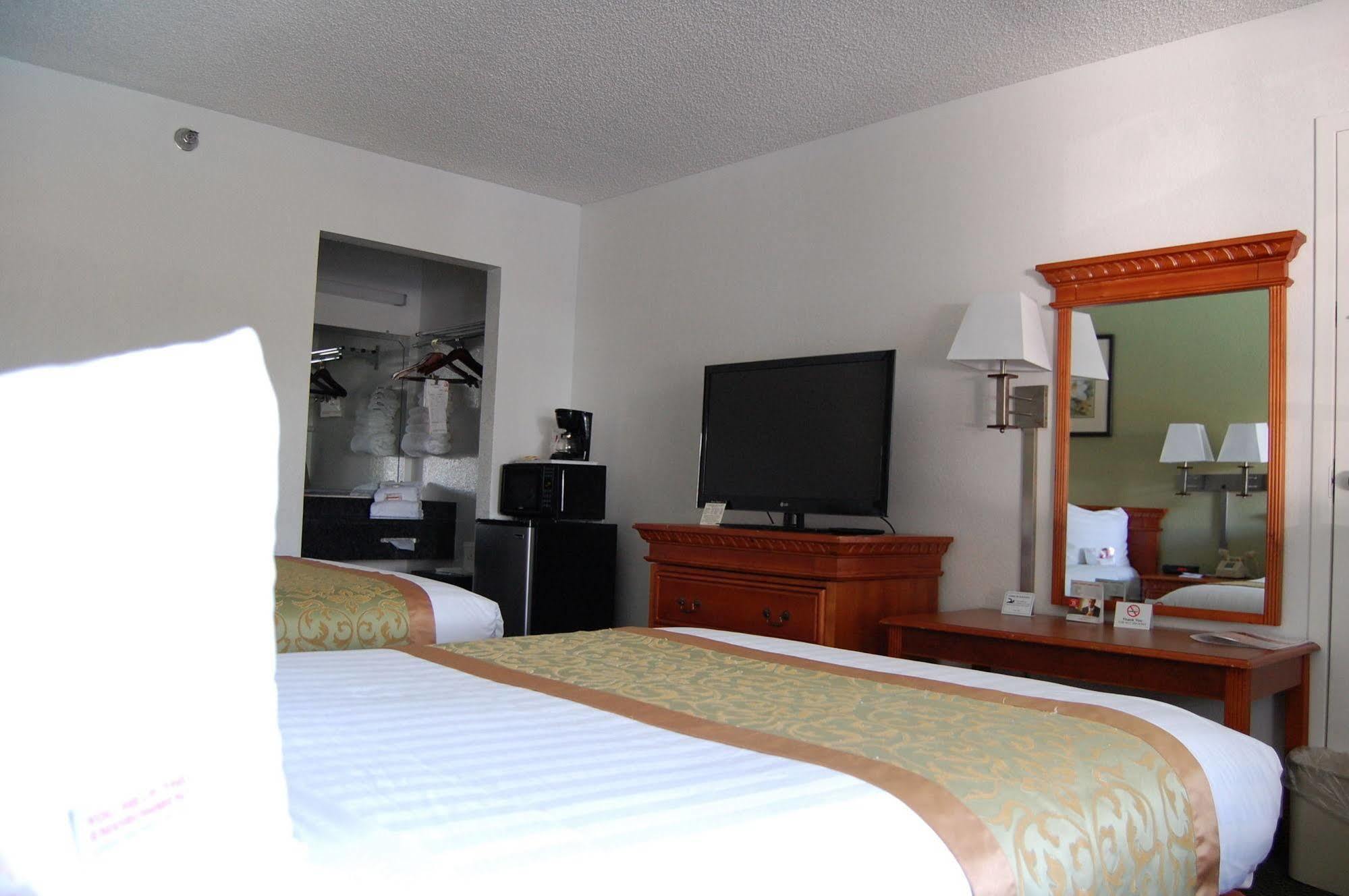 Hotel Ramada By Wyndham Temple Terrace/Tampa North Exterior foto